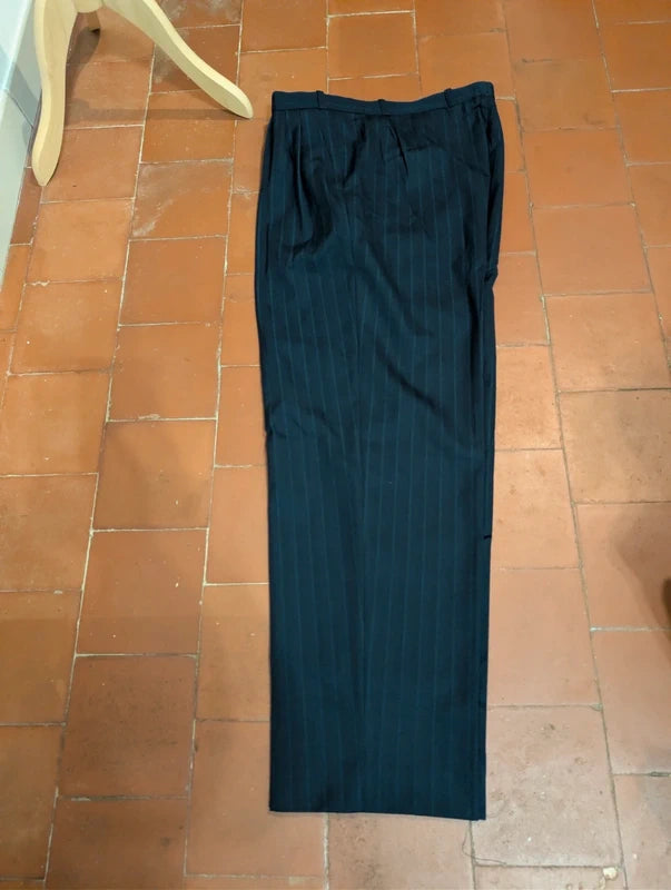 Cooler, zweireihiger, gestreifter Wollanzug