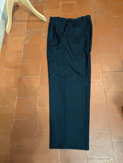 Cooler, zweireihiger, gestreifter Wollanzug