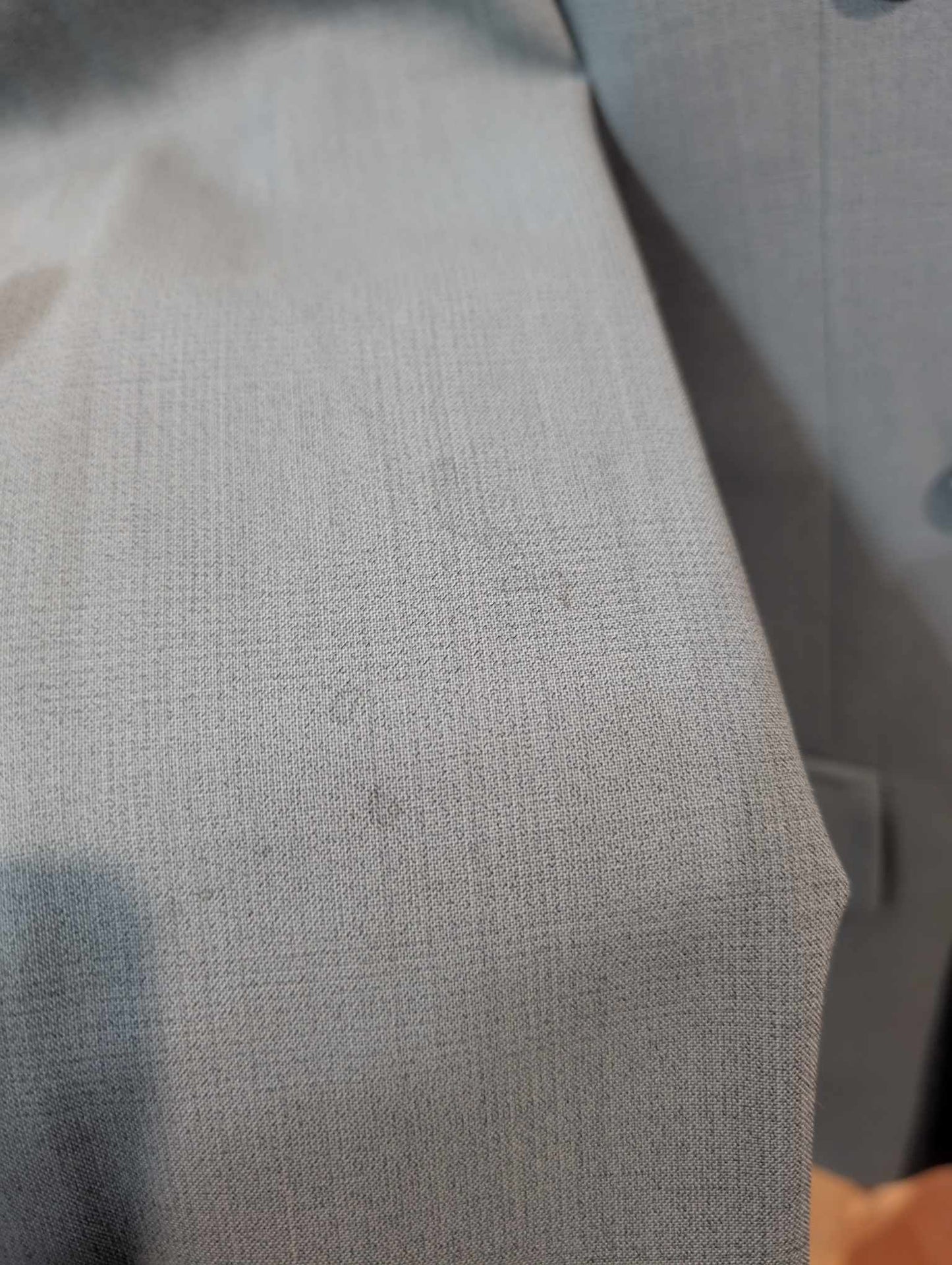 Élégant costume croisé de couleurs gris bleu en laine