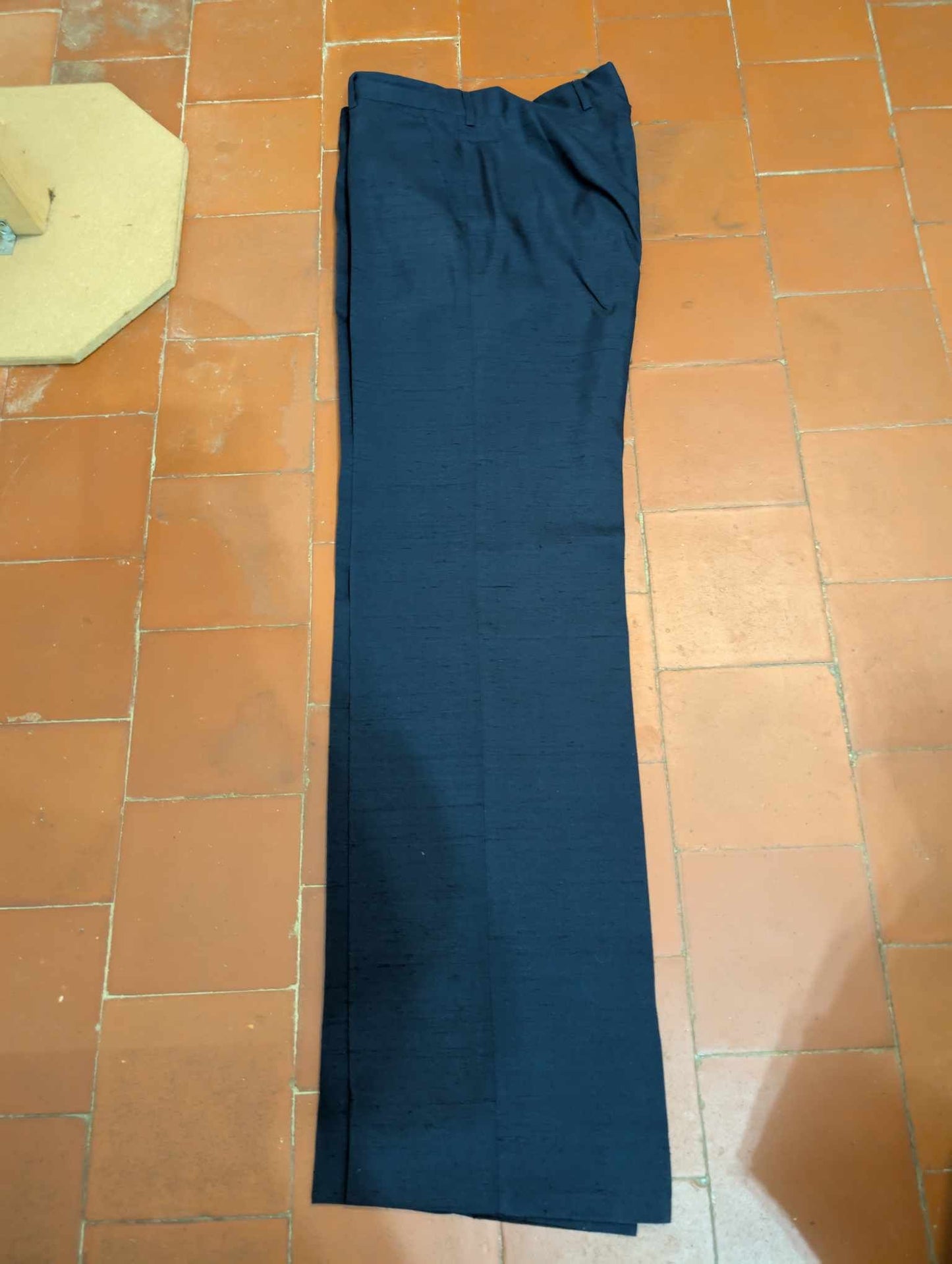 Notable costume croisé de couleur bleu marine en soie