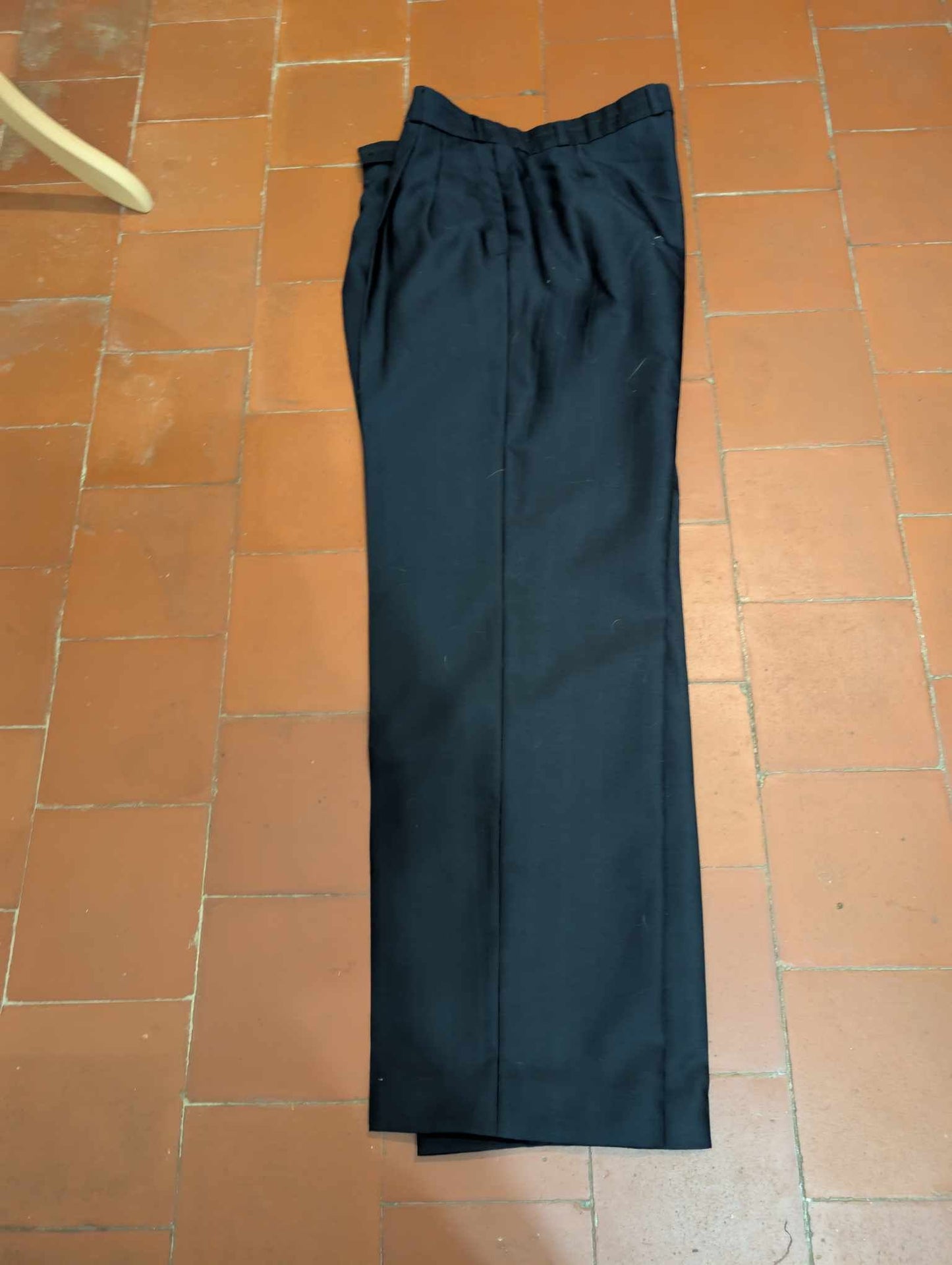 Gentil costume croisé bleu marine en laine