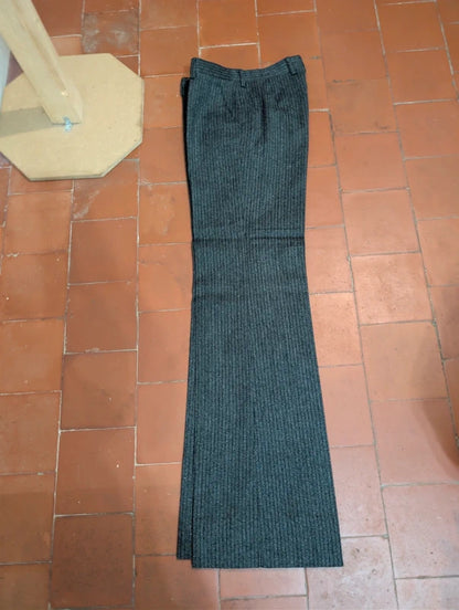 Geheimnisvoller dreiteiliger Anzug aus schwerem Flanell