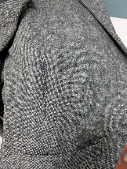 Hervorragender grauer Tweedanzug
