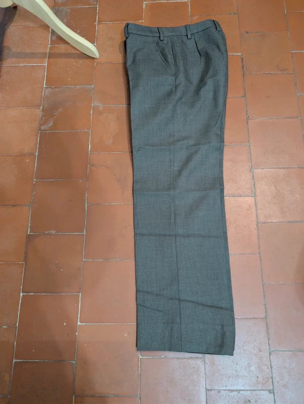 Schöner brauner Wollanzug