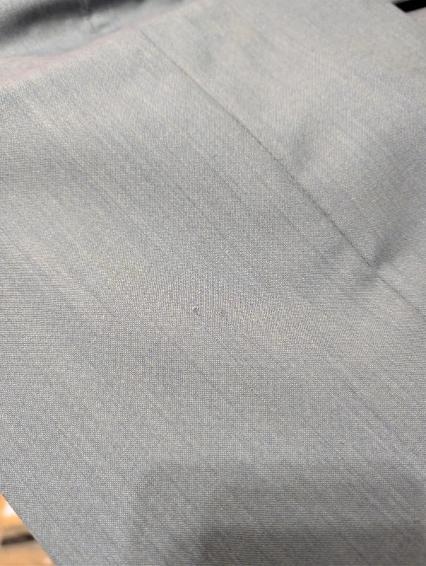 Leichter, zweireihiger blauer Anzug aus heller Wolle