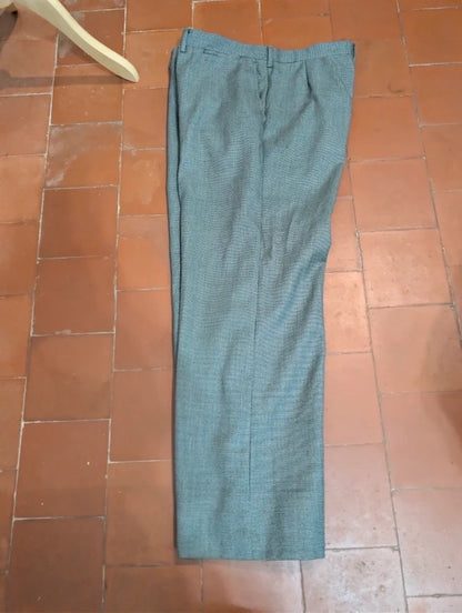 Exquisiter grauer Anzug aus dicker Wolle