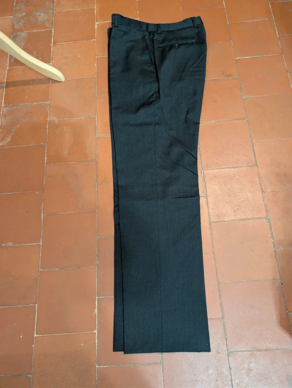 Klassischer grauer Wollanzug