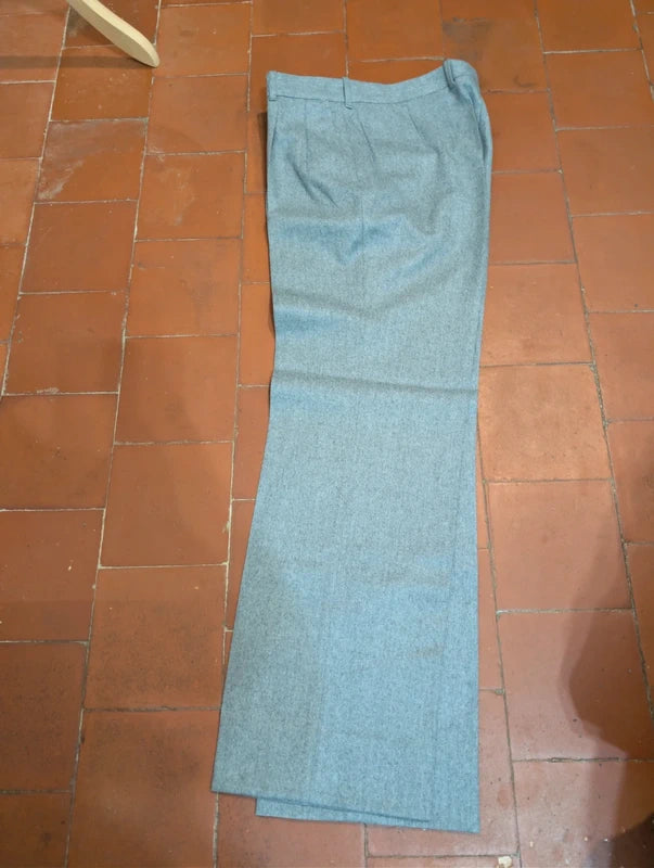 Prächtiger dreiteiliger grauer Wollflanellanzug