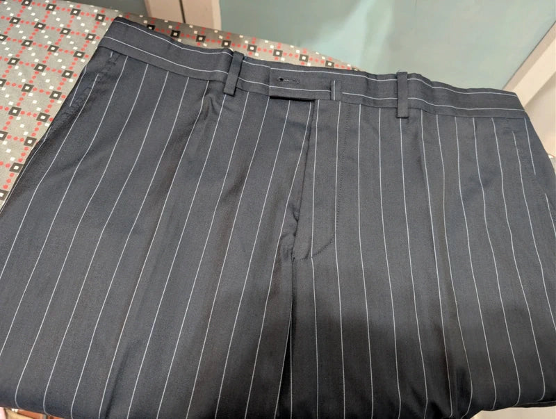 Geheimnisvolles Nadelstreifenkostüm aus Wolle