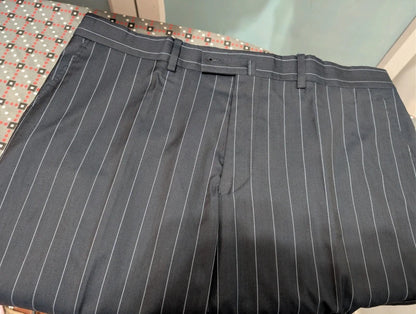 Geheimnisvolles Nadelstreifenkostüm aus Wolle