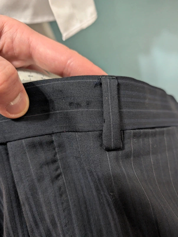 Schöner Nadelstreifenanzug aus Wolle