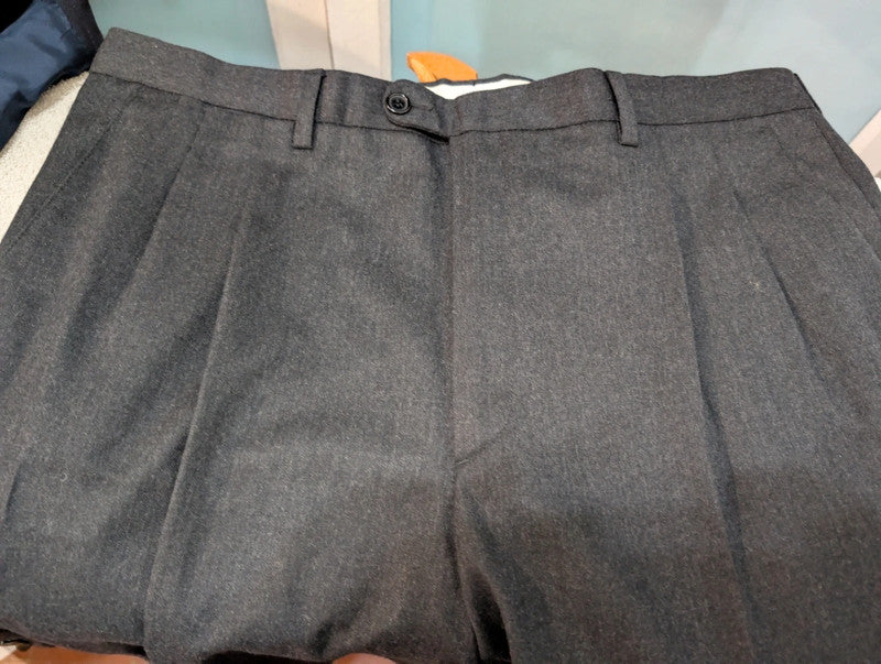 Surprenant costume croisé gris en flanelle lourde