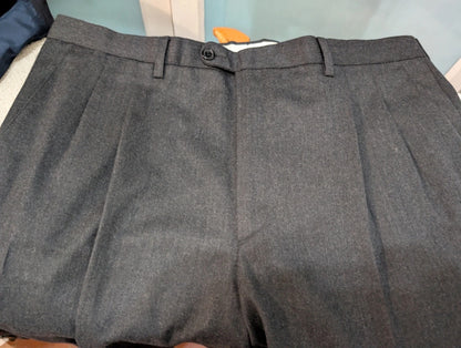 Surprenant costume croisé gris en flanelle lourde