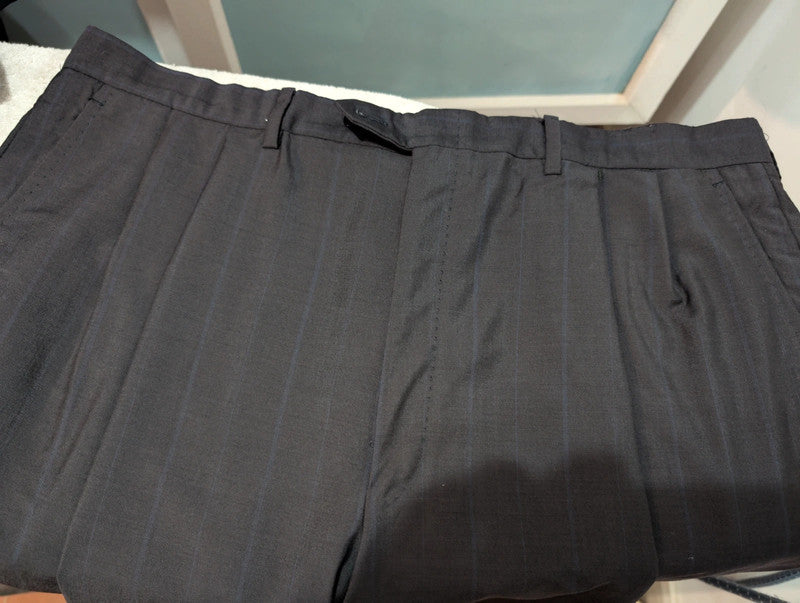 Élégant costume costume croisé pinstripe en laine froide