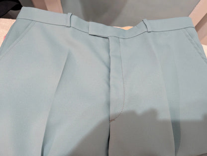 Lumineux costume bleu clair