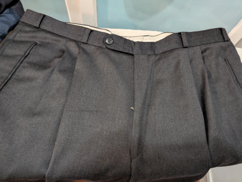 Élégant costume croisé gris en laine