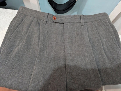 Élégant costume gris a rayure en flanelle