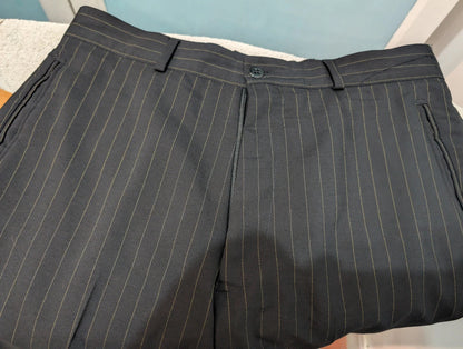Méchant costume croisé pinstripe