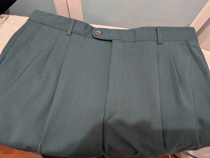 Lumineux costume bleu a rayure en laine