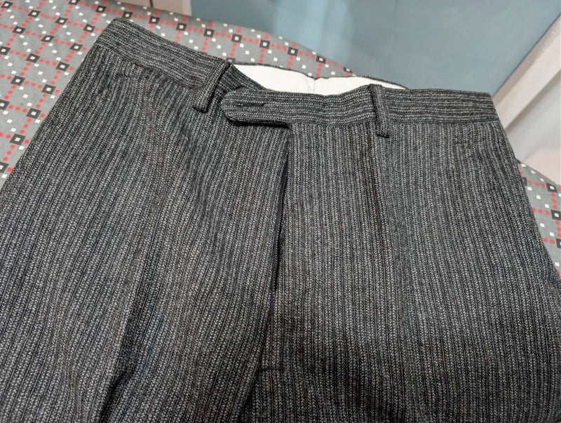 Geheimnisvoller dreiteiliger Anzug aus schwerem Flanell