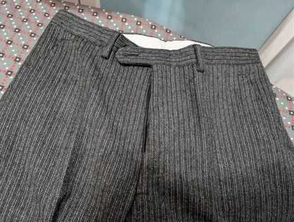 Geheimnisvoller dreiteiliger Anzug aus schwerem Flanell