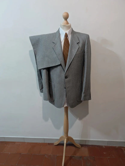 Schöner grauer Wollanzug