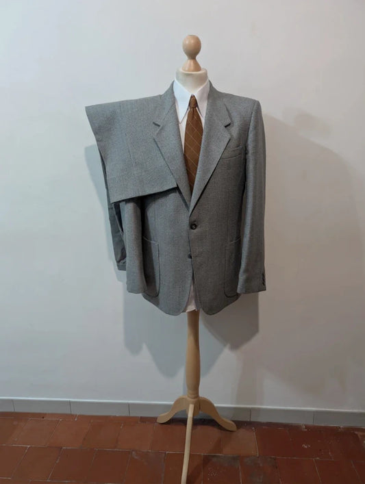 Gentil costume gris en laine