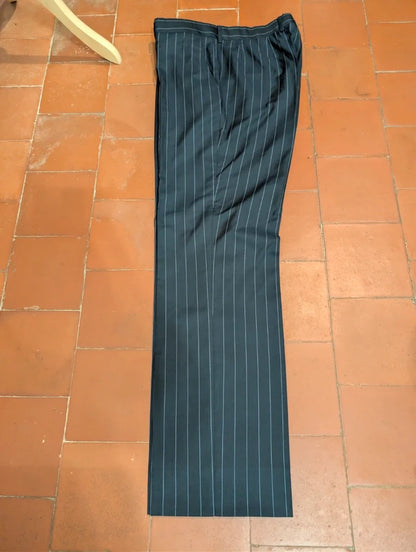 Geheimnisvolles Nadelstreifenkostüm aus Wolle