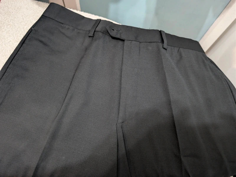 Klassischer schwarzer Anzug aus kalter Wolle