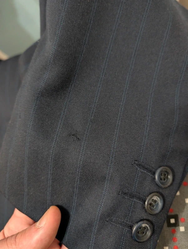 Cooler, zweireihiger, gestreifter Wollanzug