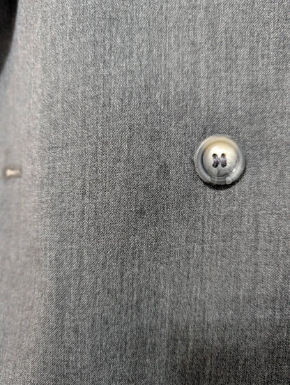 Toller zweireihiger grauer Wollanzug