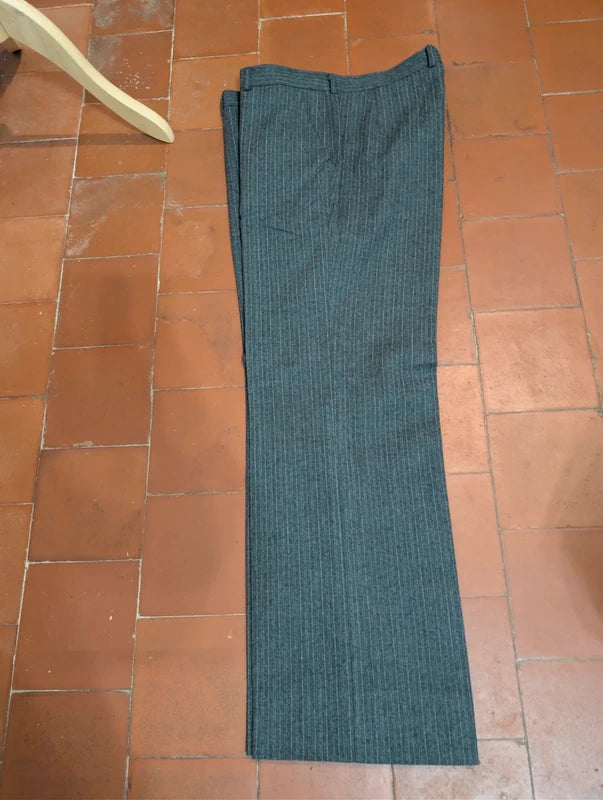 Außergewöhnlicher dreiteiliger Nadelstreifenanzug