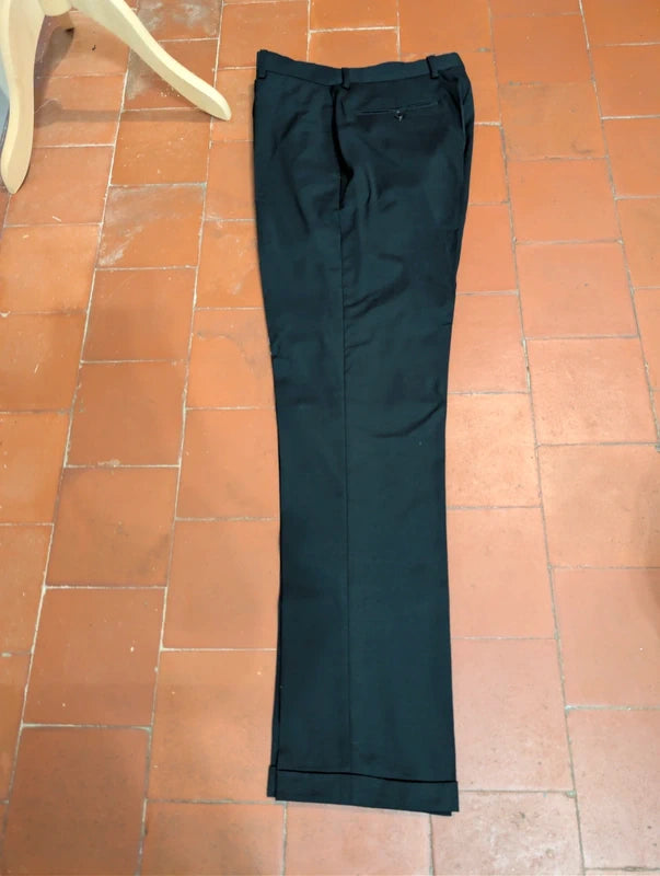 Klassischer schwarzer Anzug aus kalter Wolle