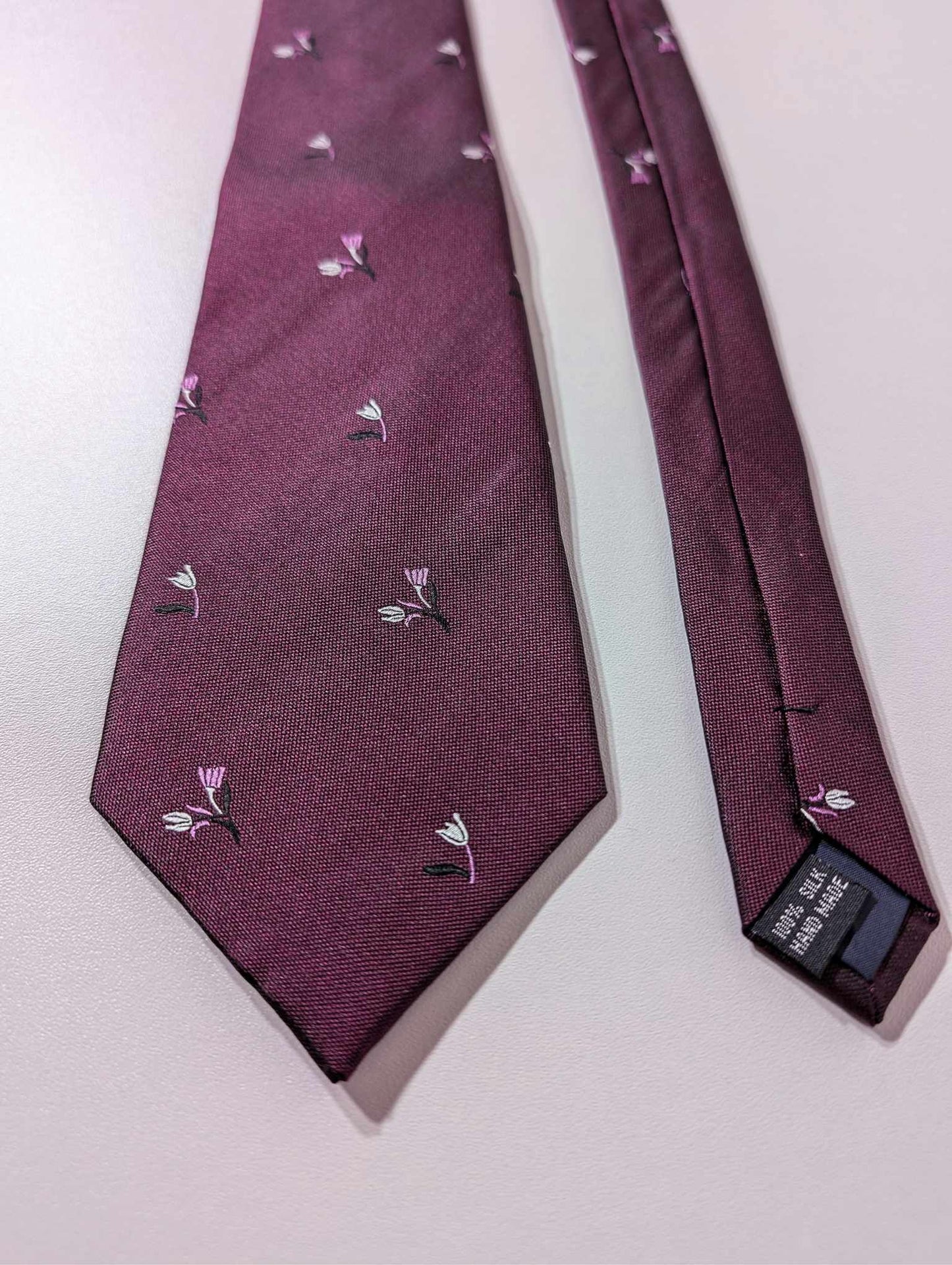 Cravate bordeaux avec rose