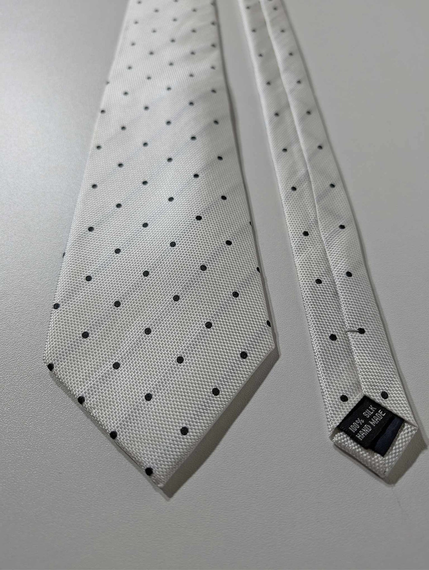 Cravate Blanche à poie noire