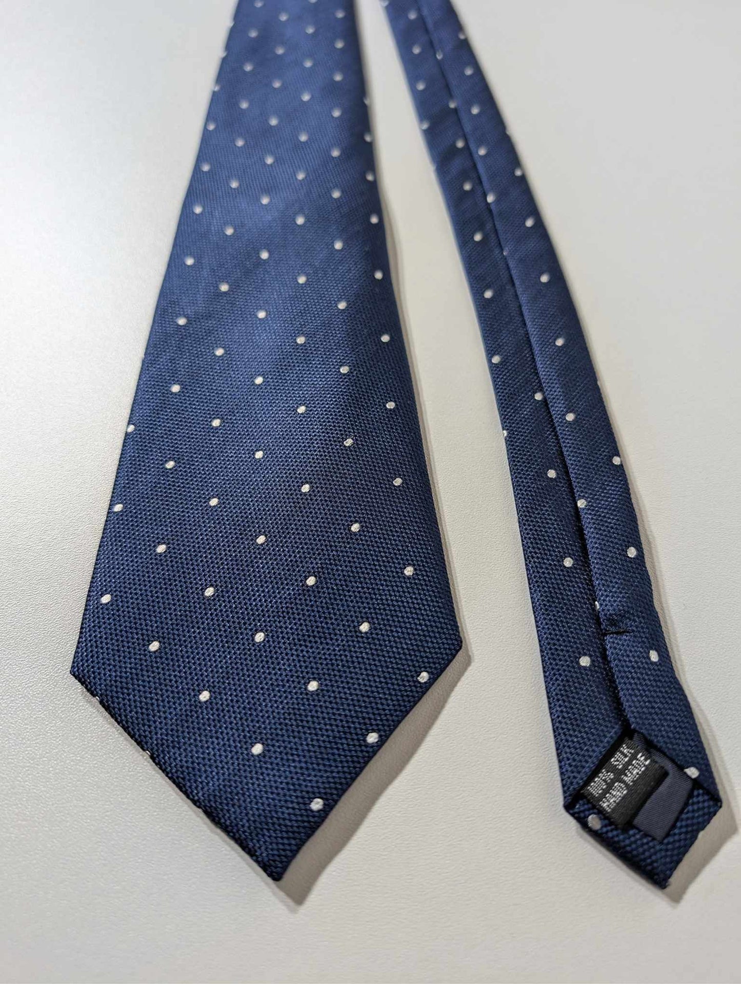 Marineblaue Seidenkrawatte mit Punkten
