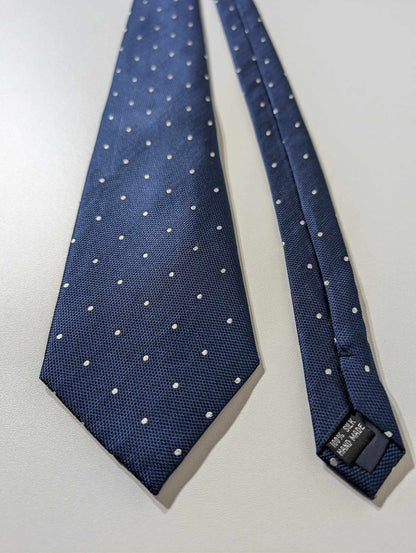 Marineblaue Seidenkrawatte mit Punkten