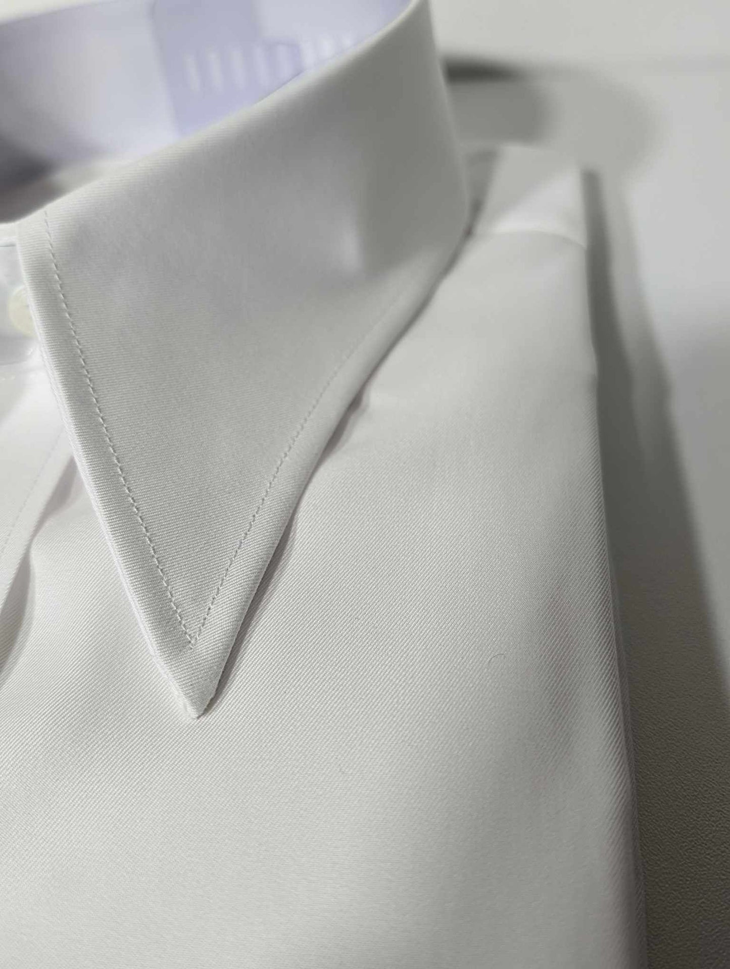 Chemise col en pointe en coton double retors