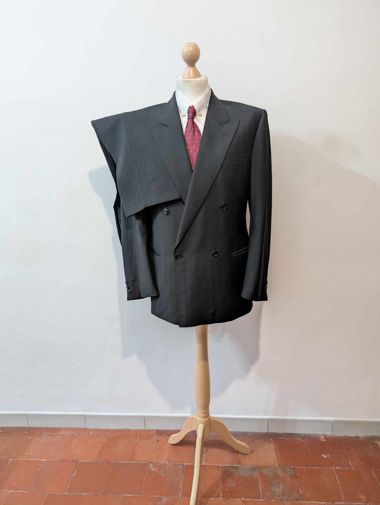 Sombre costume croisé noir en laine