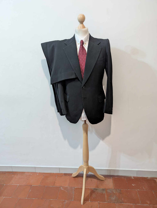 Sombre costume noir en laine