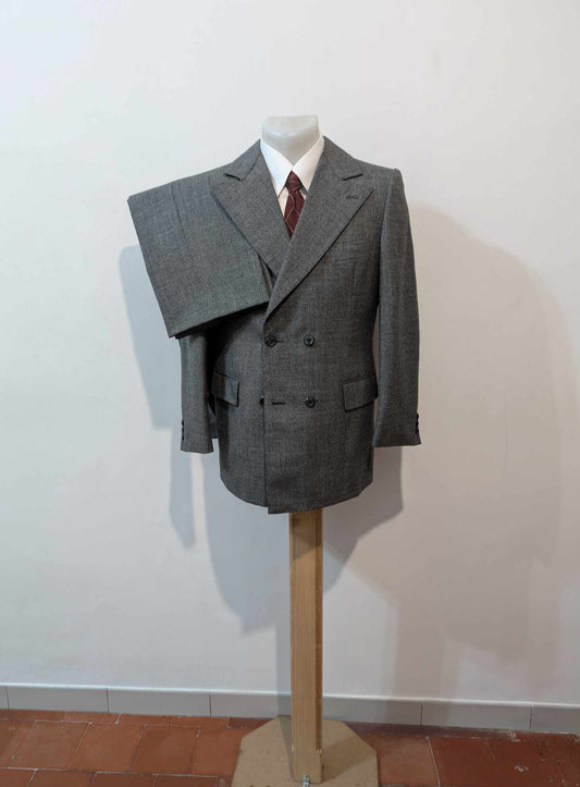 Mystérieux costume croisé gris en laine