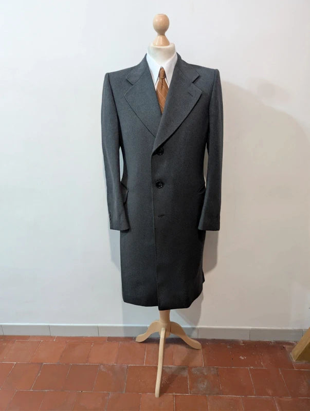 Klassischer grauer Wollmantel