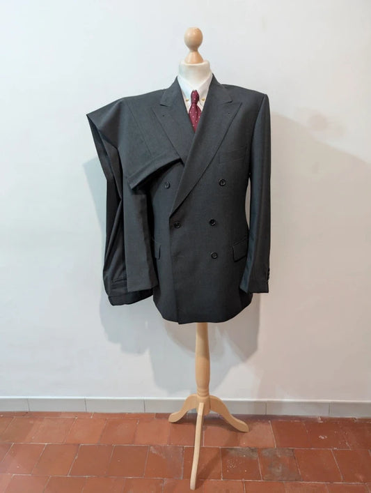 Incroyable costume croisé gris en laine froide