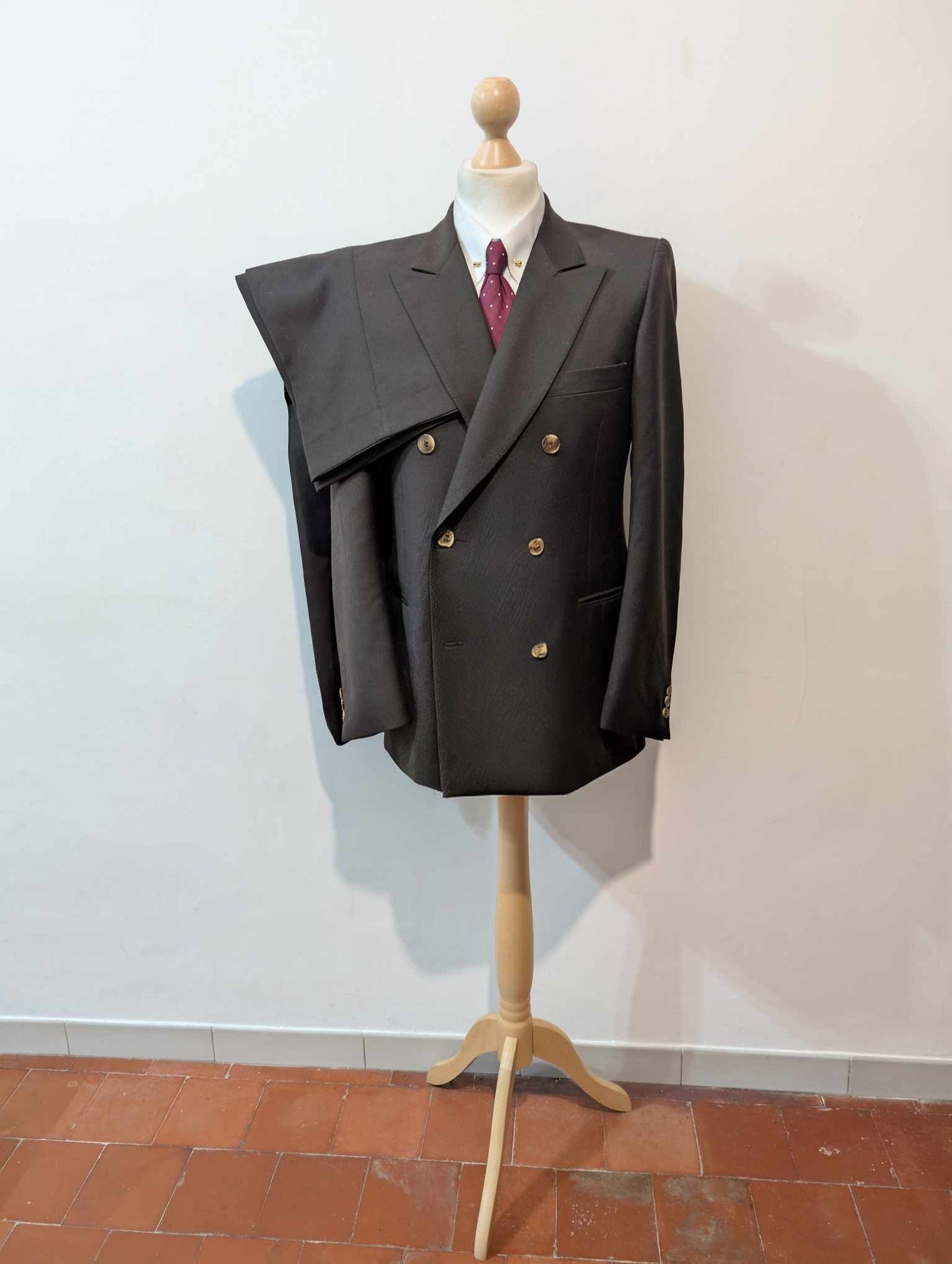 Gentille costume croisé de couleurs marron en laine