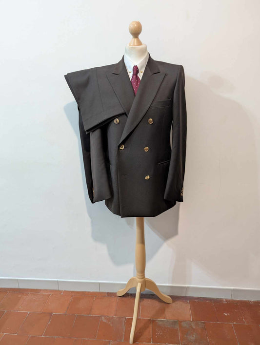 Gentille costume croisé de couleurs marron en laine