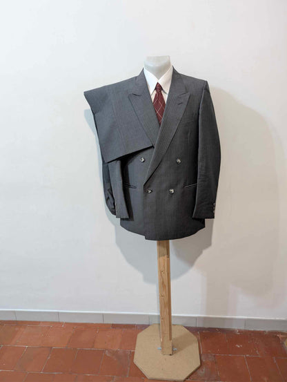 Eleganter, zweireihiger Nadelstreifenanzug aus Wolle.