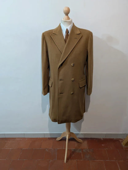 Zweireihiger Mantel aus heller Kamelwolle