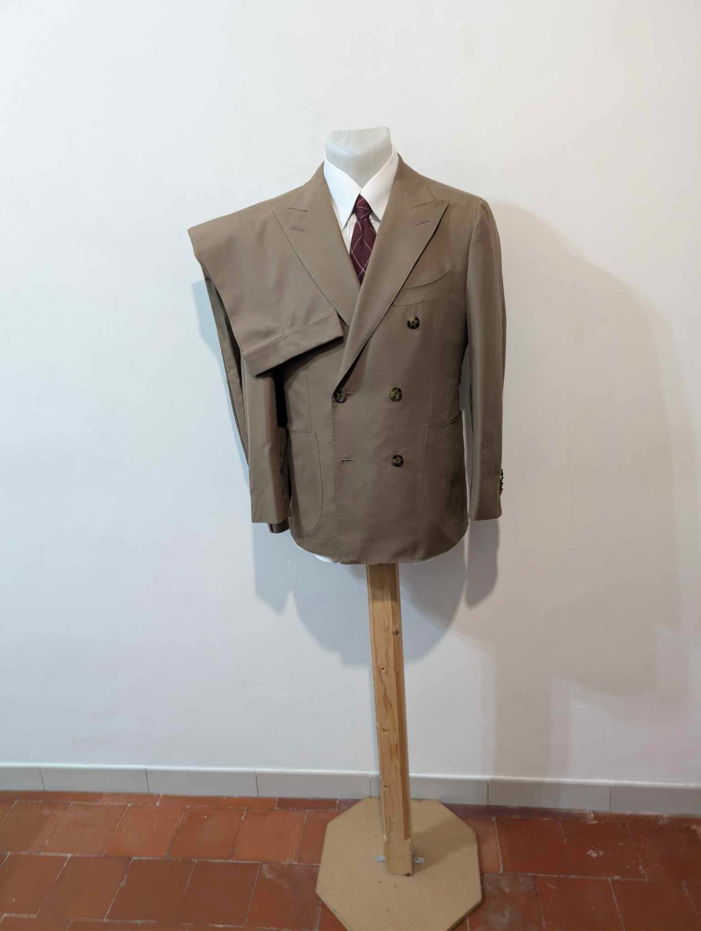 Toller zweireihiger brauner Baumwollanzug