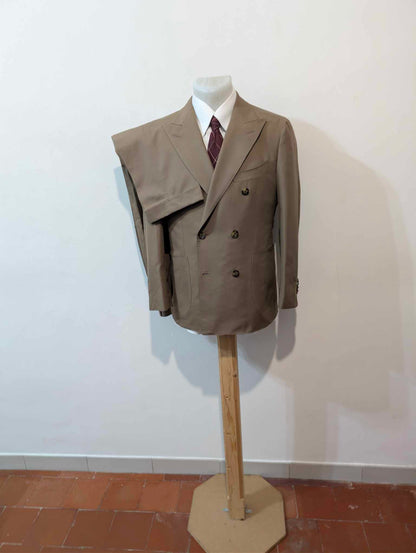 Toller zweireihiger brauner Baumwollanzug