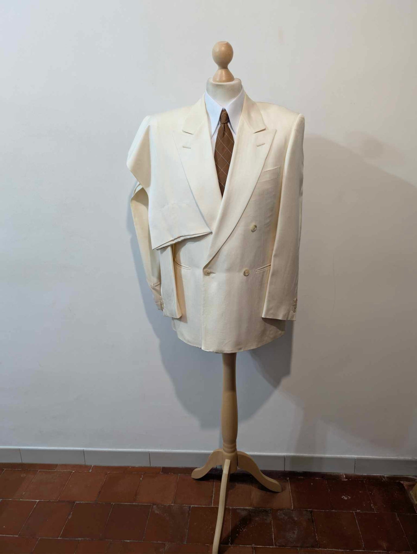 Angelique zweireihiger cremefarbener Seidenanzug